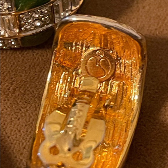 *RARE* Vintage St. John Metallic Green Enamel & Crystal Clip-on Earrings - Picture 5 of 8